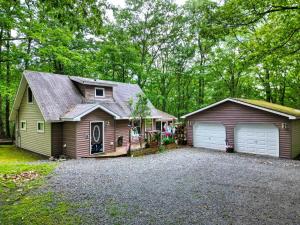 1mi to Lake Wallenpaupack | Firepit | Pet Friendly