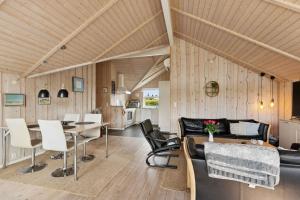 Cozy Cottage Near Beach With Fenced Garden