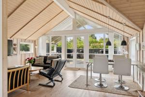 Cozy Cottage Near Beach With Fenced Garden