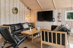 Cozy Cottage Near Beach With Fenced Garden