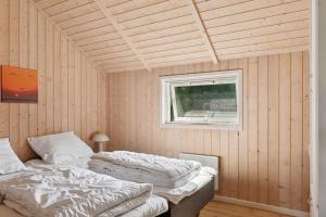 Cozy Cottage Near Beach With Fenced Garden