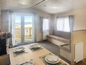 Hadrians Hollow - Uk50578