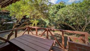 鋸南房総半島の森の中に静かに佇むログハウス #貸別荘 #一棟貸切 #グループ旅行や家族旅行におすすめ #広々吹き抜けリビング #BBQのできるウッドデッキ #ジブリ風空間 #満天の星空 #鋸南