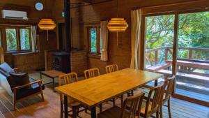 鋸南房総半島の森の中に静かに佇むログハウス #貸別荘 #一棟貸切 #グループ旅行や家族旅行におすすめ #広々吹き抜けリビング #BBQのできるウッドデッキ #ジブリ風空間 #満天の星空 #鋸南