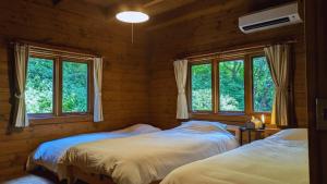 鋸南房総半島の森の中に静かに佇むログハウス #貸別荘 #一棟貸切 #グループ旅行や家族旅行におすすめ #広々吹き抜けリビング #BBQのできるウッドデッキ #ジブリ風空間 #満天の星空 #鋸南