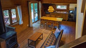 鋸南房総半島の森の中に静かに佇むログハウス #貸別荘 #一棟貸切 #グループ旅行や家族旅行におすすめ #広々吹き抜けリビング #BBQのできるウッドデッキ #ジブリ風空間 #満天の星空 #鋸南