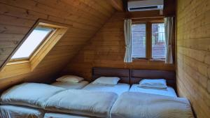 鋸南房総半島の森の中に静かに佇むログハウス #貸別荘 #一棟貸切 #グループ旅行や家族旅行におすすめ #広々吹き抜けリビング #BBQのできるウッドデッキ #ジブリ風空間 #満天の星空 #鋸南