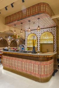 Honeyveils Palace Hotel - Behind Indian Expo Mart