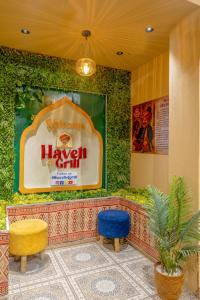Honeyveils Palace Hotel - Behind Indian Expo Mart