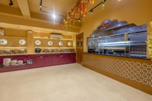 Honeyveils Palace Hotel - Behind Indian Expo Mart