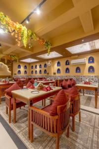 Honeyveils Palace Hotel - Behind Indian Expo Mart