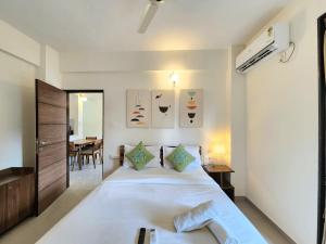 Beachside 1BHK Apartment - Pool, Gym & Modern Comforts, Candolim