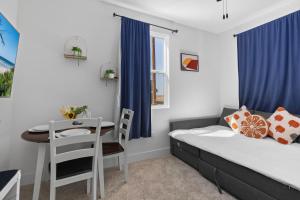 Modern 1BR Suite w AC Sleeps 3, NW Bakersfield