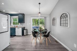 Cozy on Ger Maine St 1 Mile From Downtown Apex