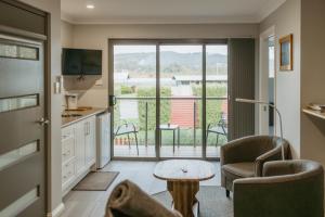 Huon Valley Boat Reflections 5-Star Hotel suite