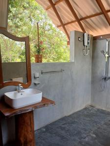 Habarana Chena Hut - Air conditioning Private Cabana with Balcony