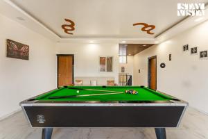 StayVista at The Green Nook - Pool, Views & Wi-Fi