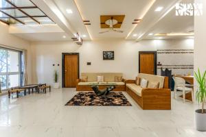 StayVista at The Green Nook - Pool, Views & Wi-Fi