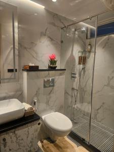 Blissful 5BHK, Golf Course Road by Micasso home, No Party