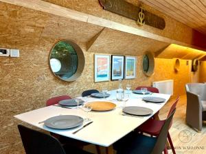 La péniche de Santa Cruz - Sur la Meuse, centre ville