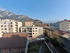 GARE, T2, Vue Bastille et Belledonne, climatisation, neuf