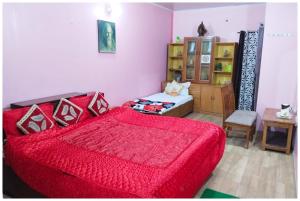 Hotel S S- Residency Near Mall Road-NAINI LAKE - Free Parking - Jungle Safari & Restaurant Facilities - Hygiene and Spacious Room - The Best Hotel with Mountain Views