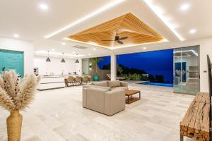 20% OFF ! 200 m to the Beach, 180° Amazing Seaview