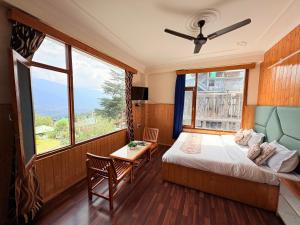 Hotel Moon Blaze " Near Mall Road " Bonfire ! Open Terrace ! Personal Parking