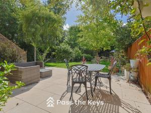 Pass the Keys Spacious Family Home - With Parking Garden