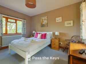 Pass the Keys Spacious Family Home - With Parking Garden