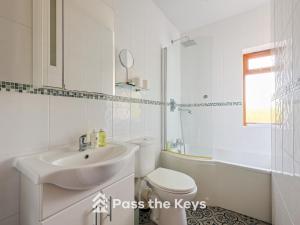 Pass the Keys Spacious Family Home - With Parking Garden