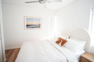 Sunny Beachside Top Floor with Parking