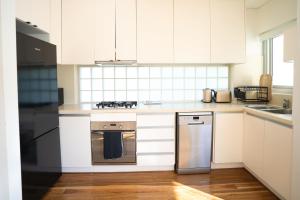 Sunny Beachside Top Floor with Parking