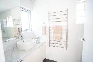 Sunny Beachside Top Floor with Parking