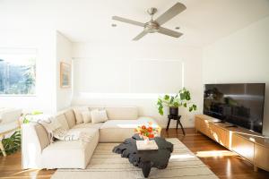 Sunny Beachside Top Floor with Parking