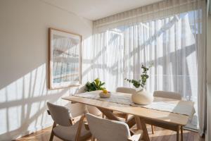Sunny Beachside Top Floor with Parking