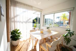 Sunny Beachside Top Floor with Parking