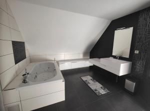 Belle chambre et salle de bain privée
