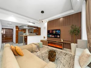 Centric Flat w Marina View, Ideal Beach Stay Big Terrace Sleep 9