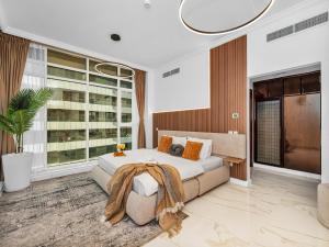 Centric Flat w Marina View, Ideal Beach Stay Big Terrace Sleep 9