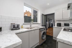 Modern Oasis by the Beach - Parking - Sleeps 6