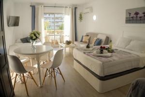 Wonderful suite in sunny Benal Beach