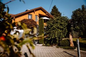 Ferienwohnung König Ludwig - Modernes Design-Apartment für Paare und Genießer am Starnberger See by LIVARIA