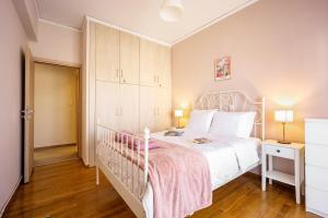Stylish 2BD with Balcony in Central Athens