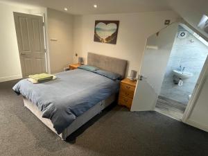 Southgate Home - Sleeps 14 - Parking - Central