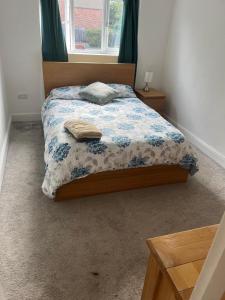 Southgate Home - Sleeps 14 - Parking - Central