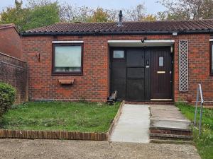 Cosy 3 Bedroom Bungalow with Private Parking and Rear Garden