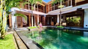 Tropical 4 Bedrooms Villa in Central Penestanan, UBUD