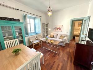 El Palacito "preferente para mayores de 21 años y familias "