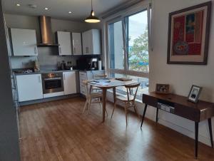 Homely Spacious 3 bedrooms duplex with roof-top next to Victoria Park & regents canal in vibrant East End London
